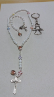 imagem de Kit Cheguei infantil com terço, pulseira e chaveiro - Branco