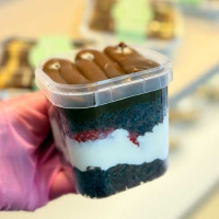 imagem de Bolo no pote ninho com morangos e chocolate .