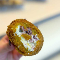 imagem de Bomba de calabresa com queijo e catupiry